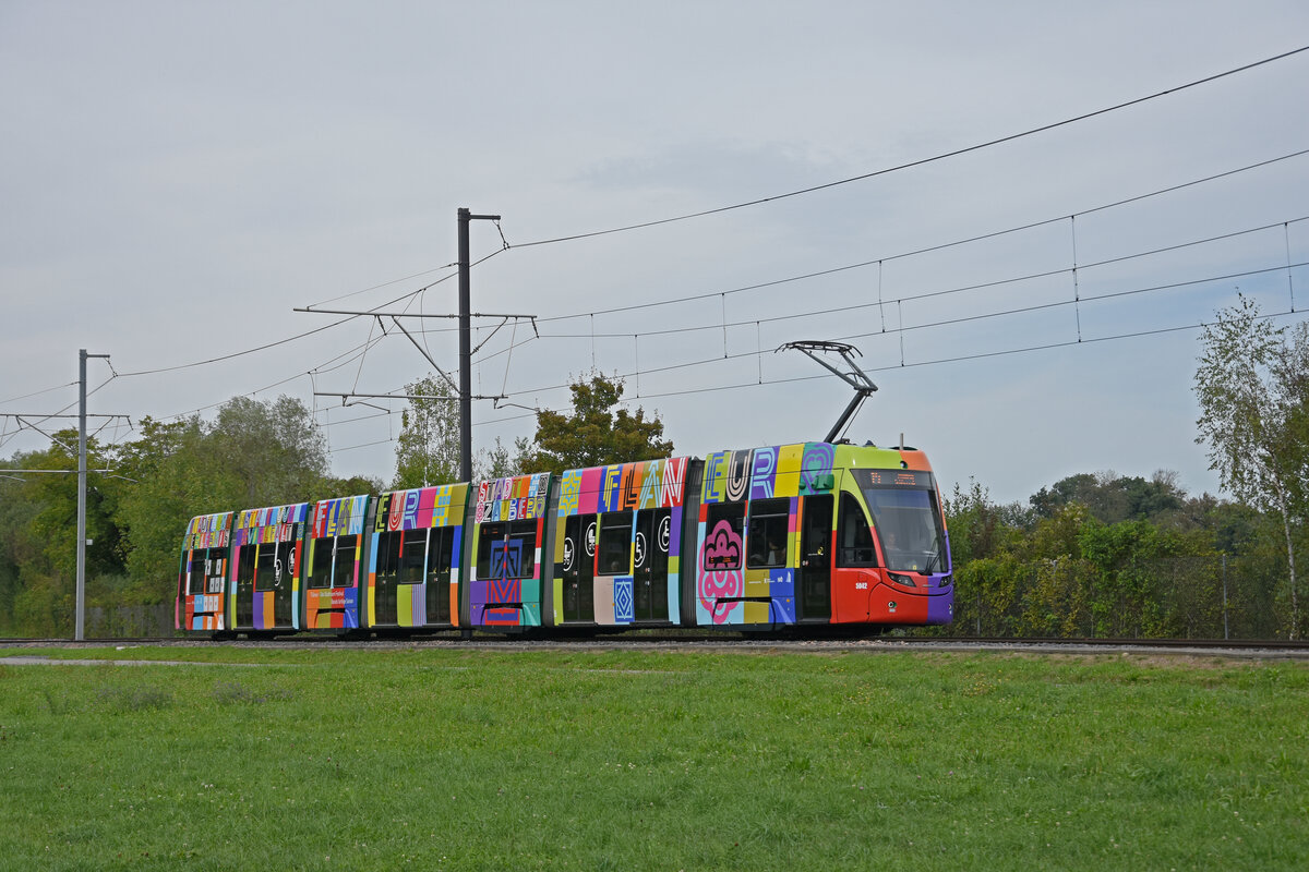 Be 6/8 Flexity 5042 mit der Werbung für Flaneur Stadt Zauber, auf der Linie 14, fährt am 13.09.2022 zur Haltestelle Lachmatt.