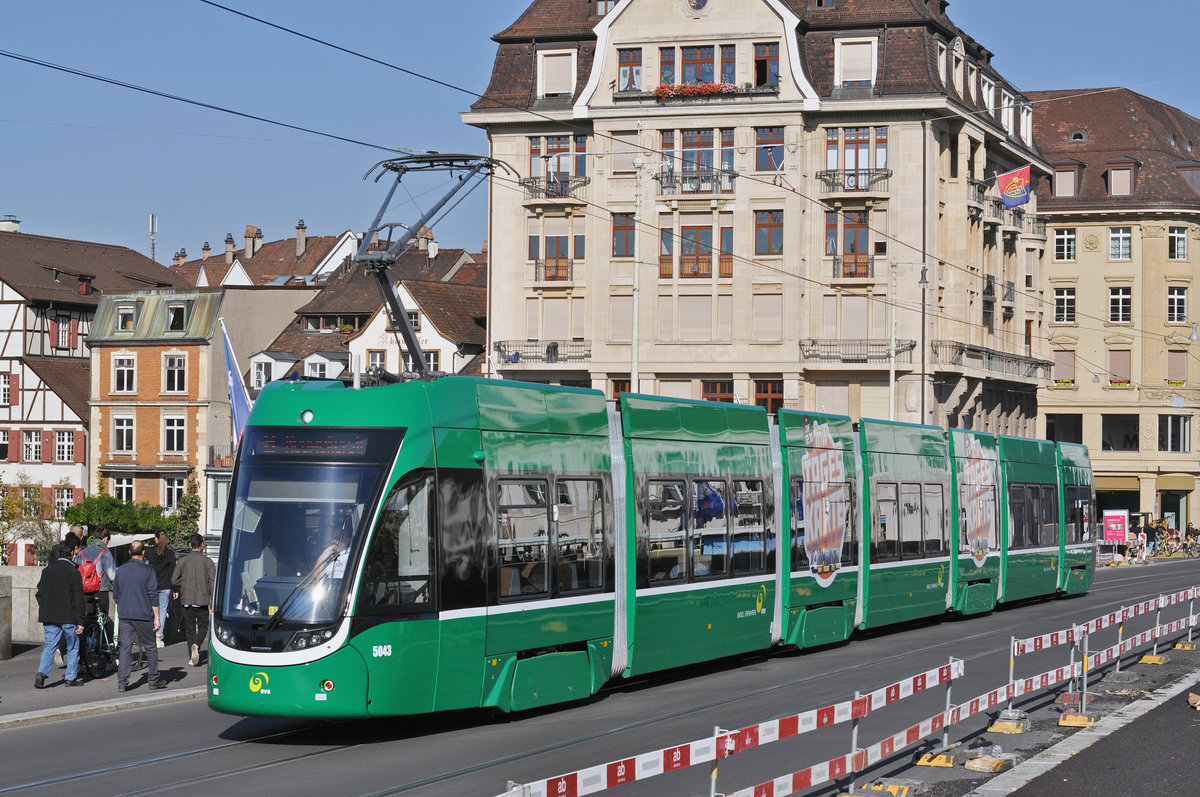 Be 6/8 Flexity 5043, auf der Linie 8, überquert die Mittlere Rheinbrücke. Die Aufnahme stammt vom 14.10.2017.
