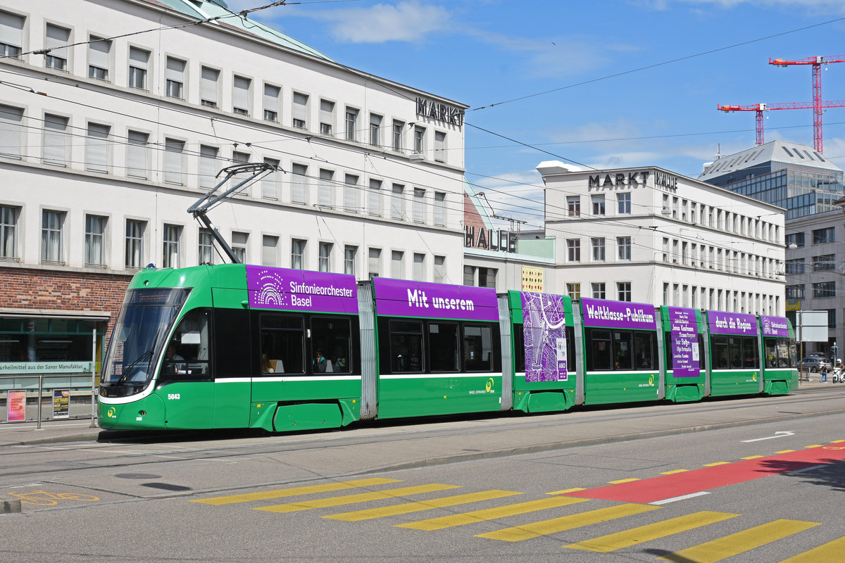 Be 6/8 Flexity 5043, auf der Linie 1, bedient die Haltestelle Markthalle. Die Aufnahme stammt vom 24.06.2018.