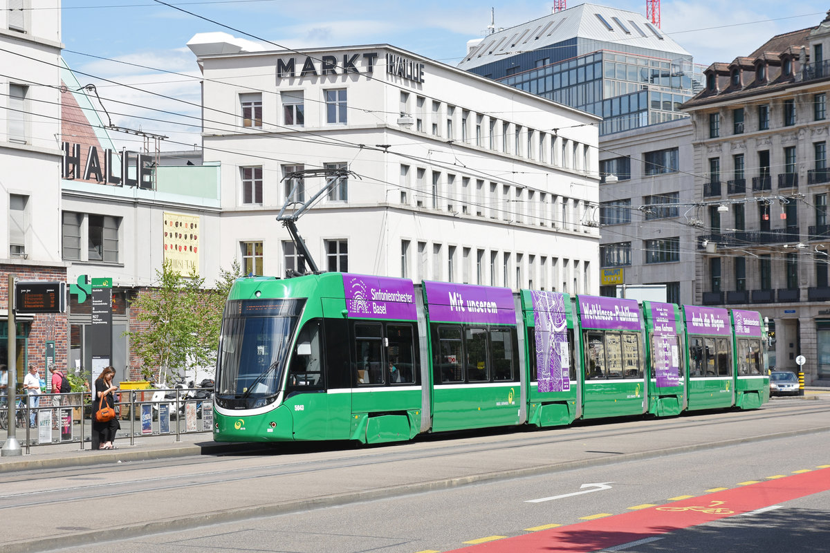 Be 6/8 Flexity 5043, auf der Linie 1, fährt zur Haltestelle Markthalle. Die Aufnahme stammt vom 24.06.2018.