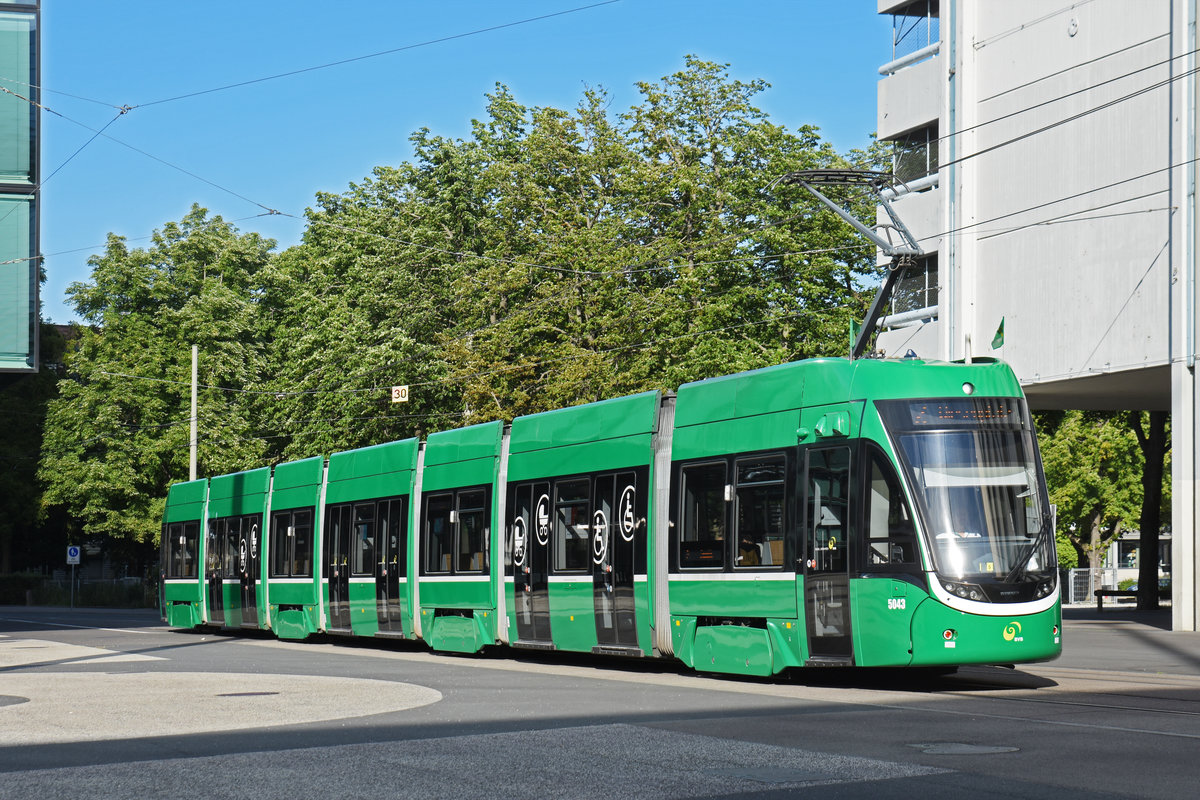 Be 6/8 Flexity 5043, auf der Linie 2, fährt zur Haltestelle Messeplatz. Die Aufnahme stammt vom 04.07.2020.