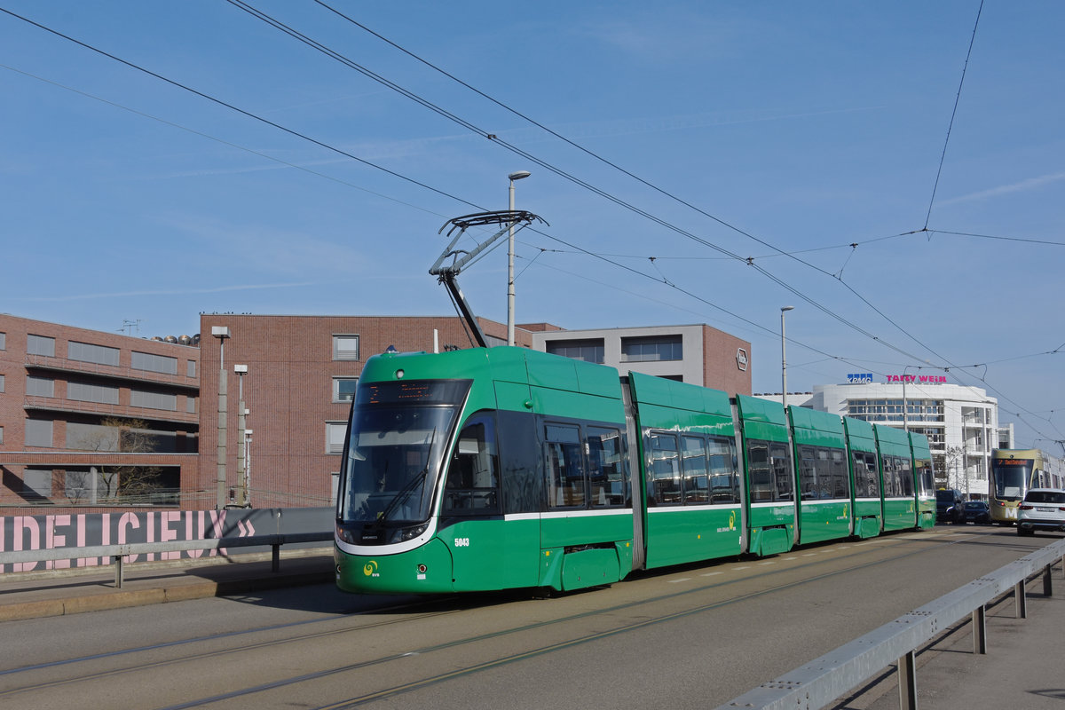 Be 6/8 Flexity 5043, auf der Linie 2, fährt zur Haltestelle IWB. Die Aufnahme stammt vom 20.02.2021.