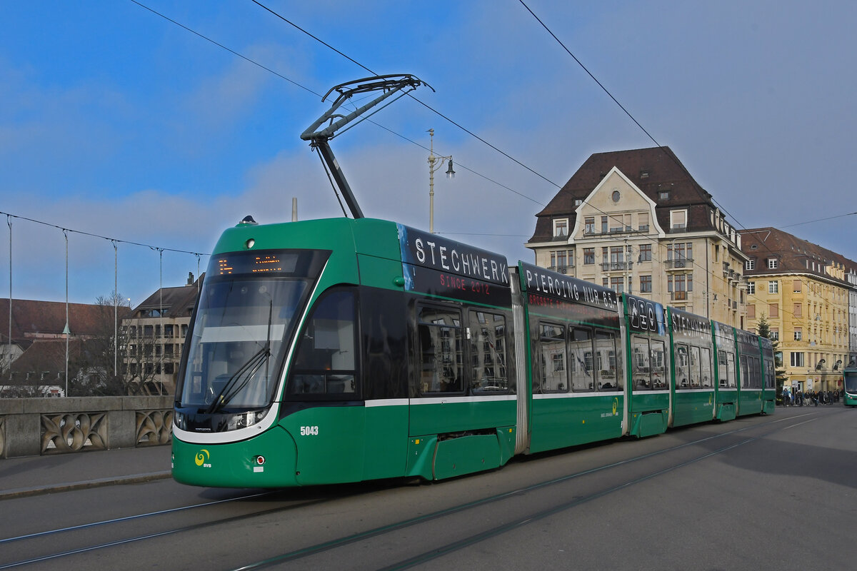 Be 6/8 Flexity 5043, auf der Linie 14, überquert am 16.12.2023 die Mittlere Rheinbrücke.