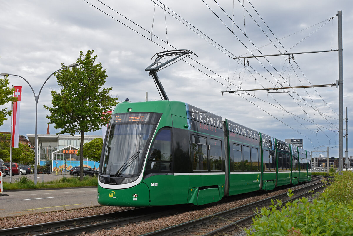 Be 6/8 Flexity 5043, auf der wegen einer Grossbaustelle zwischen Hardstrasse und Pratteln umgeleiteten Linie 14, fährt am 29.04.2024 zur Endstation M-Parc.