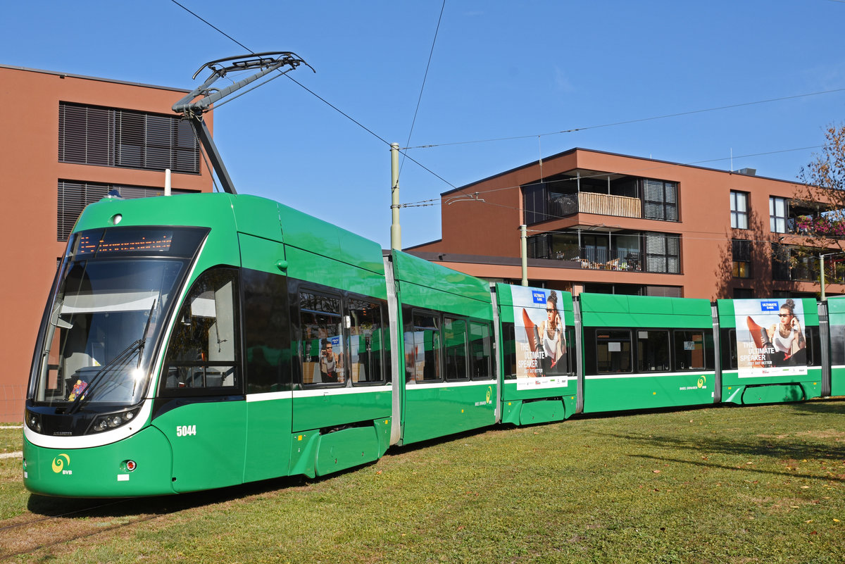 Be 6/8 Flexity 5044, auf der Linie 14, wendet in der Schlaufe bei Pratteln. Die Aufnahme stammt vom 05.11.2018.