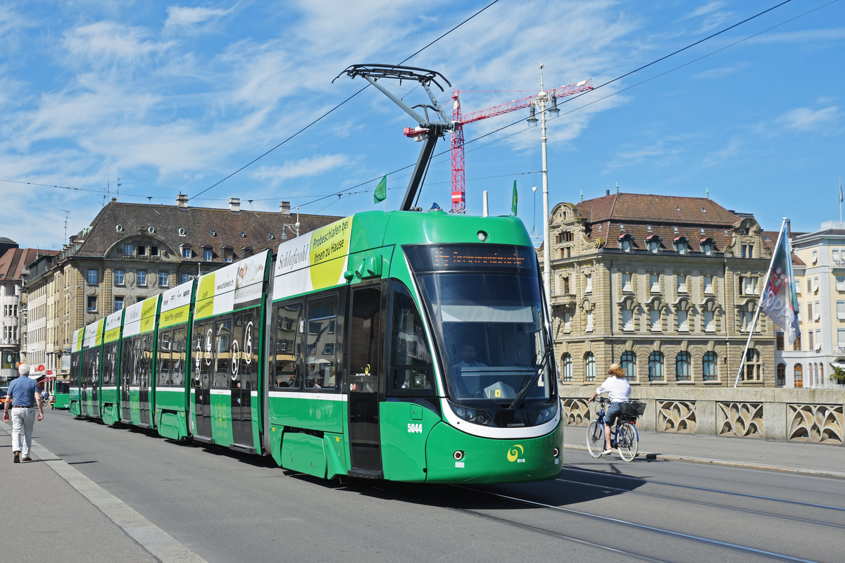 Be 6/8 Flexity 5044, auf der Linie 14, überquert die Mittlere Rheinbrücke. Die Aufnahme stammt vom 09.07.2020.