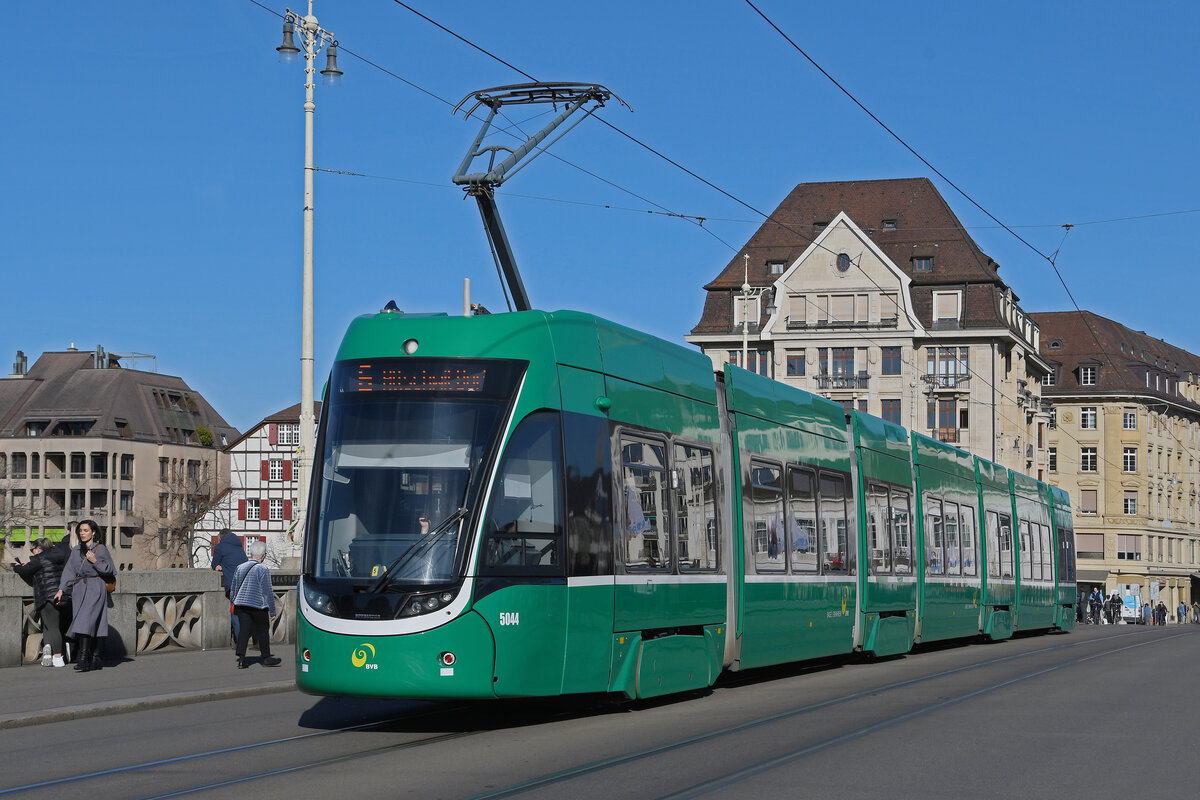 Be 6/8 Flexity 5044, auf der Linie 6, überquert am 20.02.2023 die Mittlere Rheinbrücke.