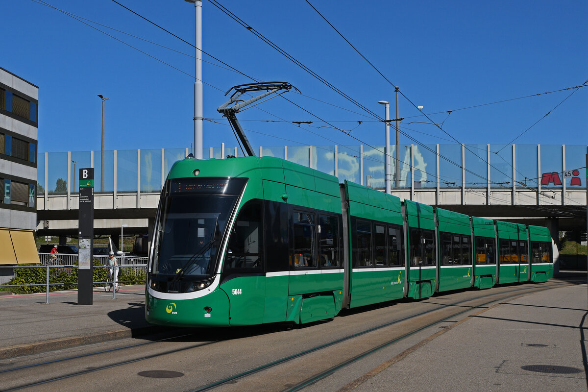 Be 6/8 Flexity 5044, auf der Linie 3, fährt am 18.09.2025 bei der Haltestelle Breite ein. Aufnahme Basel.
