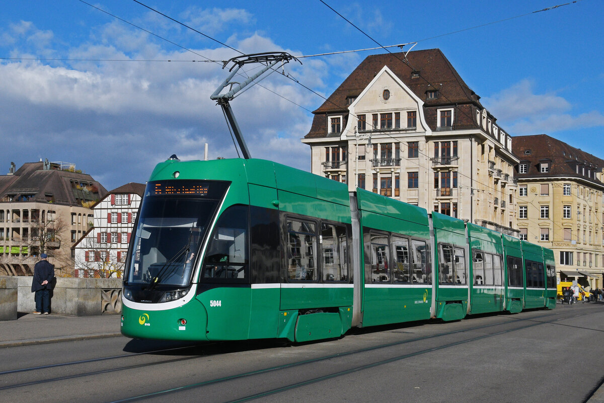 Be 6/8 Flexity 5044, auf der Linie 6, überquert am 03.11.2025 die Mittlere Rheinbrücke. Aufnahme Basel.