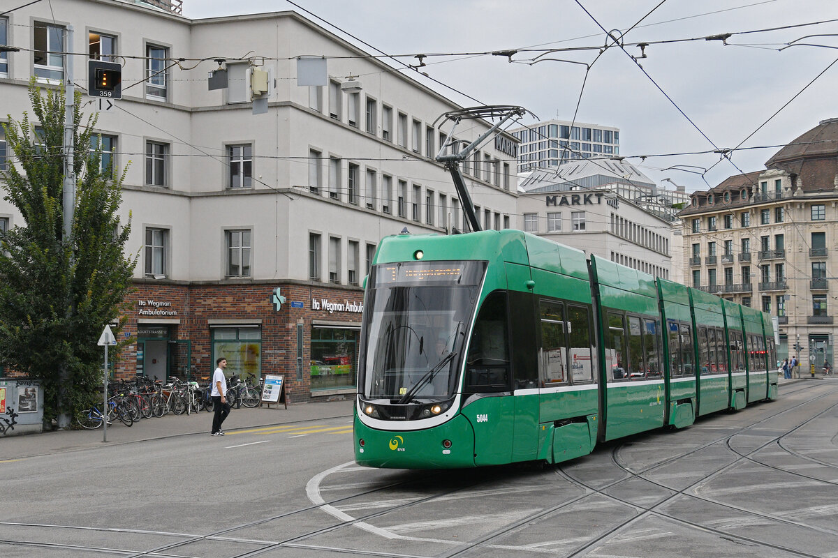 Be 6/8 Flexity 5044, auf der wegen einer Baustelle umgeleiteten Linie 3, verl�sst am 17.08.2026 die Haltestelle Markthalle. Aufnahme Basel.