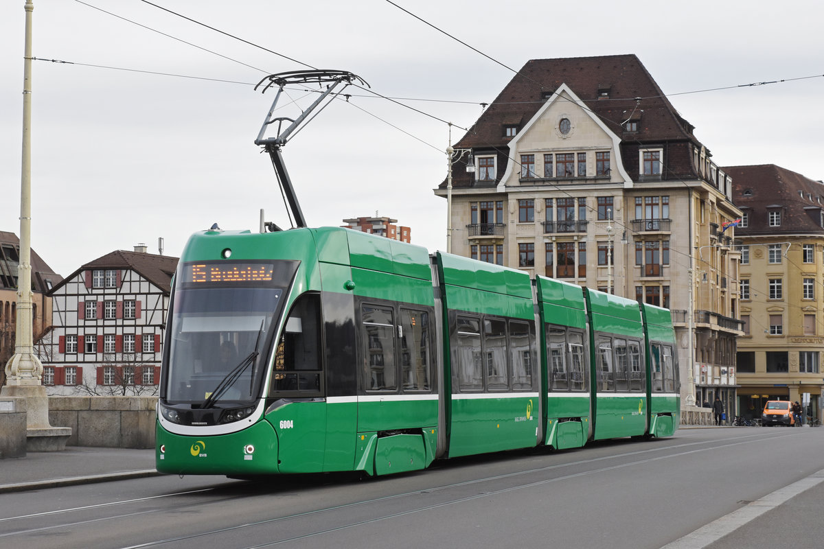 Be 6/8 Flexity 6004, auf der Linie 15, überquert die Mittlere Rheinbrücke. Die Aufnahme stammt vom 06.03.2019.