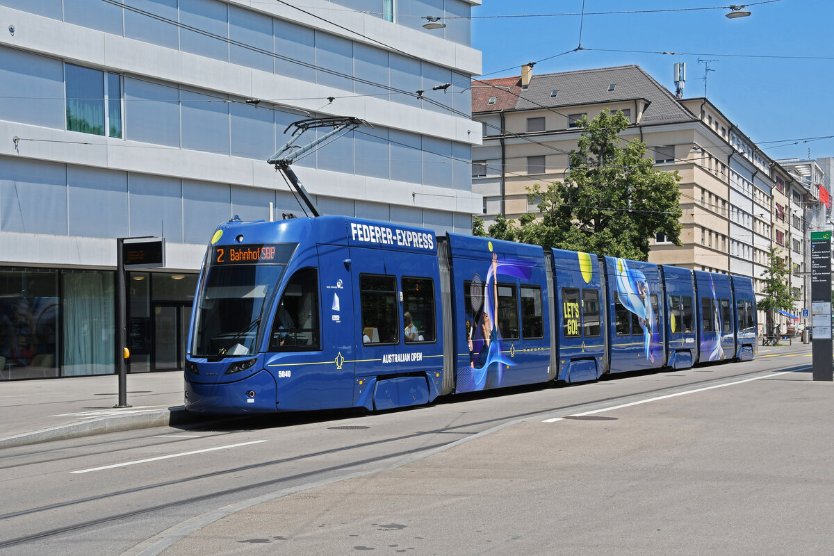 Be 6/8 Flexity  Federer Express , auf der Linie 2, bedient am 11.07.2023 die Haltestelle Gewerbeschule.