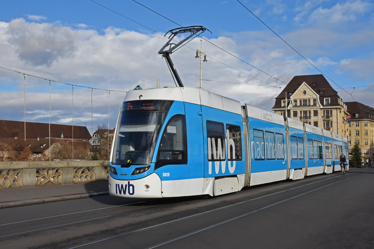 Be 6/8 Flexity mit der IWB Werbung, auf der Linie 14, überquert die Mittlere Rheinbrücke. Die Aufnahme stammt vom 04.12.2018.