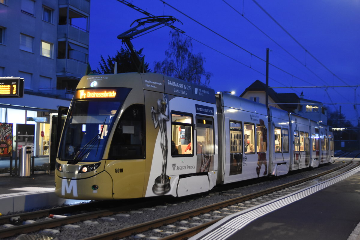 Be 6/8 Flexity mit der Werbung für die Basler Museen, auf der Linie 14, wartet an der Endstation in Pratteln. Die Aufnahme stammt vom 16.12.2020.