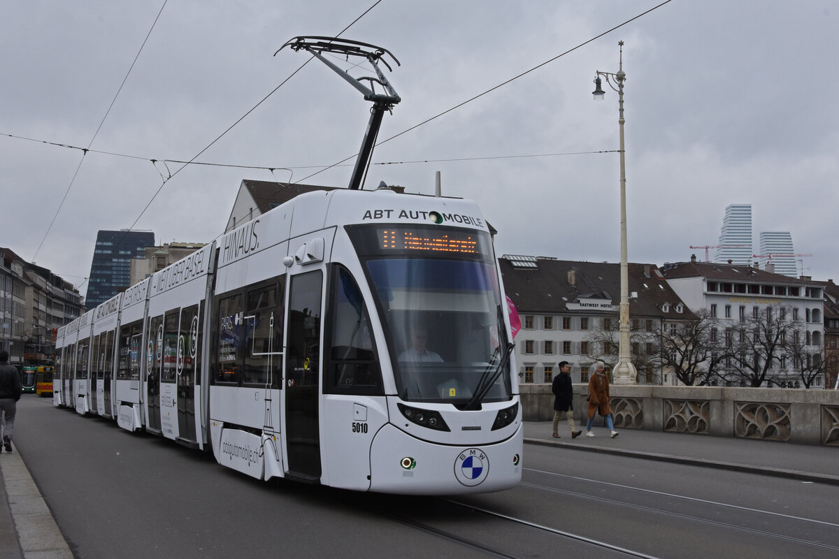 Be 6/8 Flexity mit der Werbung für ABT Automobile, auf der Linie 8, überquert die Mittlere Rheinbrücke. Die Aufnahme stammt vom 02.04.2022.