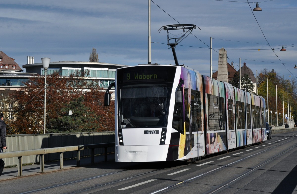 Be 6/8 mit der Betriebsnummer 670 und der neuen Westside Vollwerbung auf der Kornhausbr�cke auf der Linie 9. Die Aufnahme stammt vom 08.11.2013.