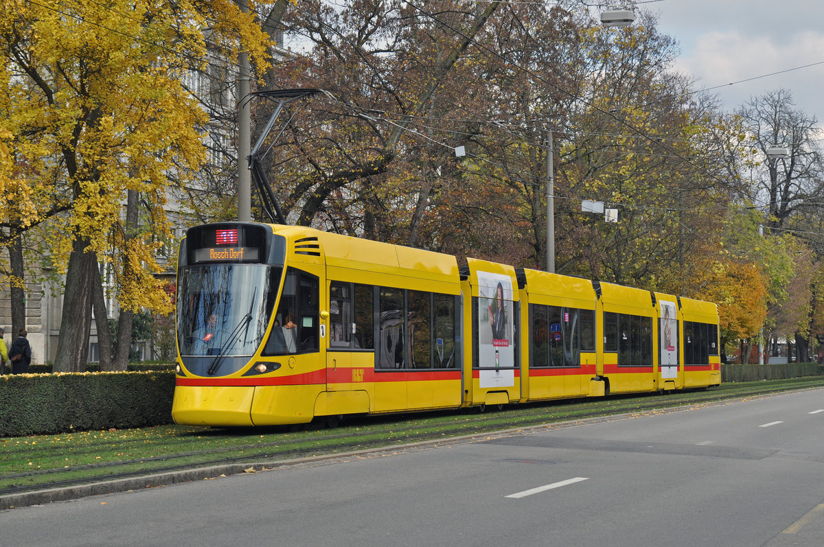 Be 6/8 Tango 152, auf der Linie 11, fährt zur Haltestelle am Bahnhof SBB. Die Aufnahme stammt vom 12.11.2016.