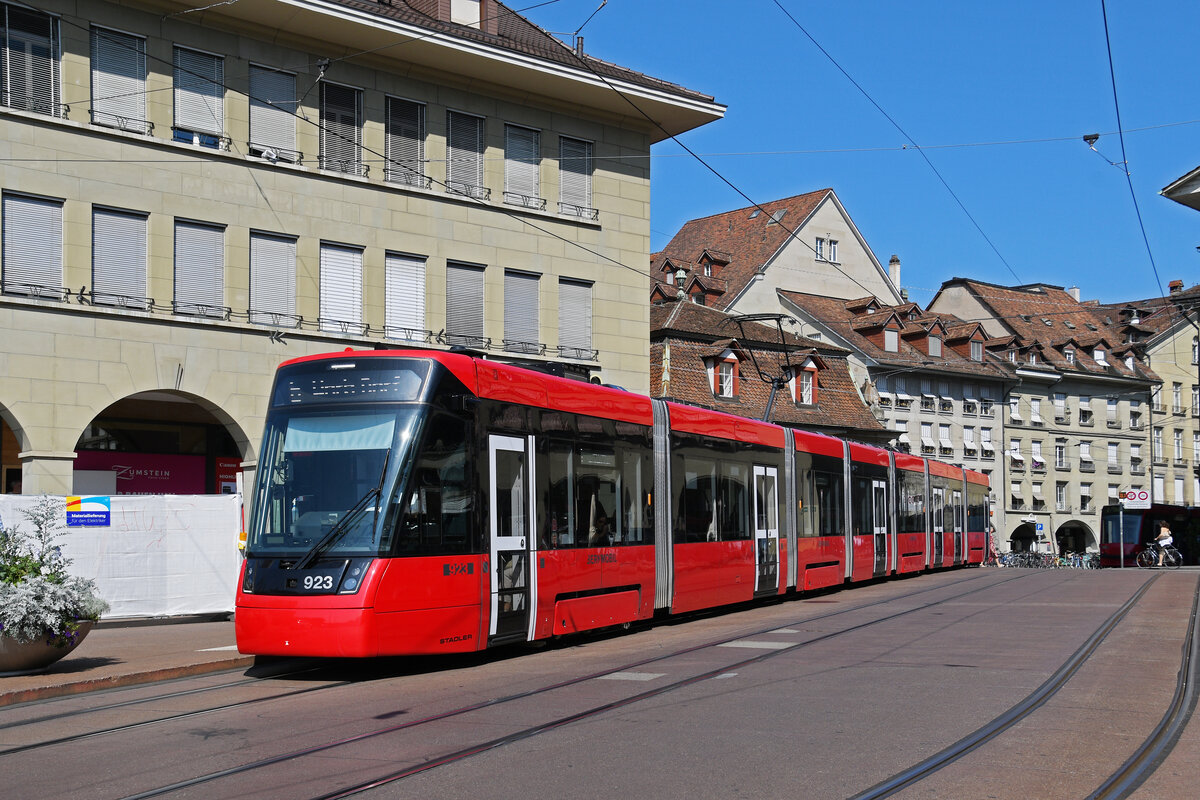 Be 6/8 Tramlink 923, auf der Linie 6, bedient am 18.08.2025 die Haltestelle Zytglogge beim Casinoplatz. Aufnahme Bern.
