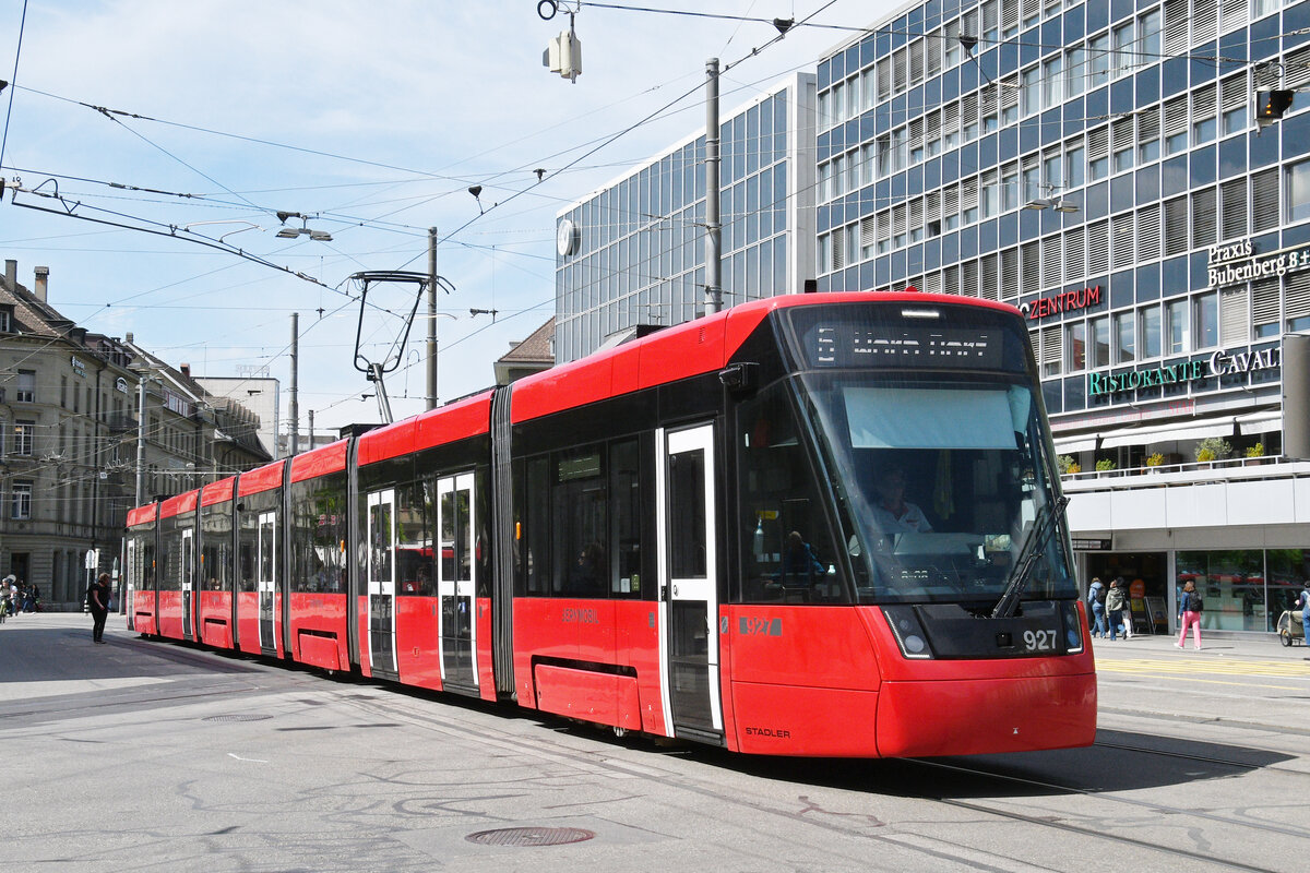 Be 6/8 Tramlink 927, auf der Linie 6, f�hrt am 20.04.2026 zur Haltestelle beim Bahnhof Bern.