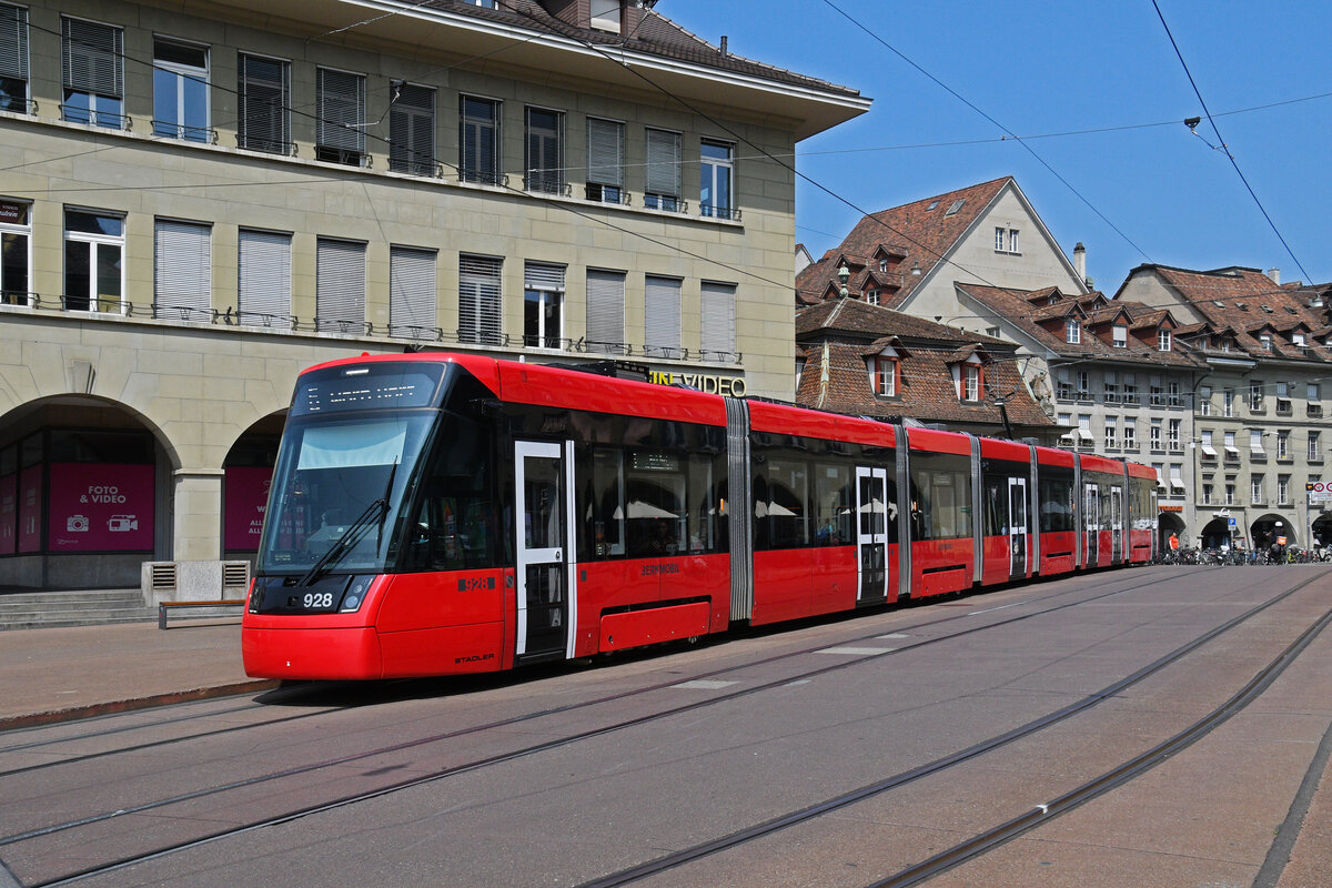 Be 6/8 Tramlink 928, auf der Linie 6, bedient am 11.06.2025 die Haltestelle Zytglogge beim Casinoplatz. Aufnahme Bern.