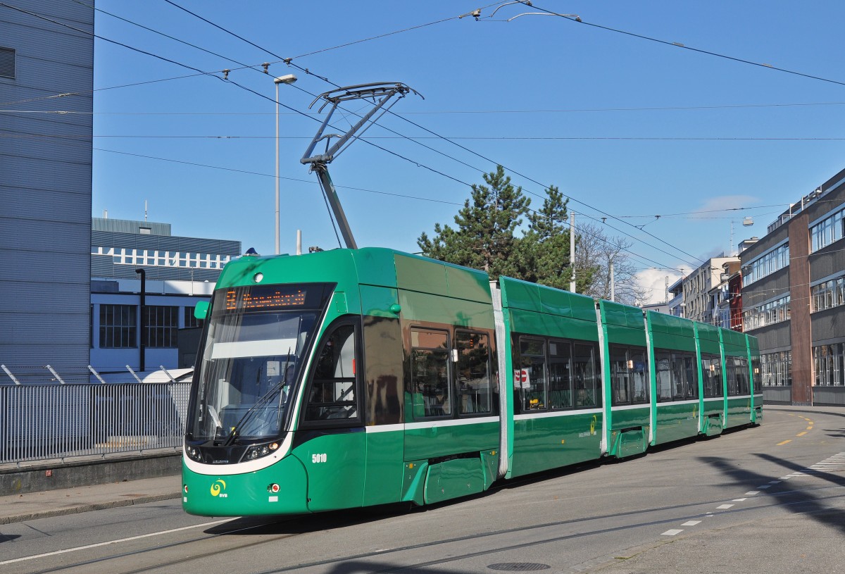 Be 6/88 Flexity 5010, auf der Linie 8, fährt zur Haltestelle CIBA. Die Aufnahme stammt vom 11.02.2016.