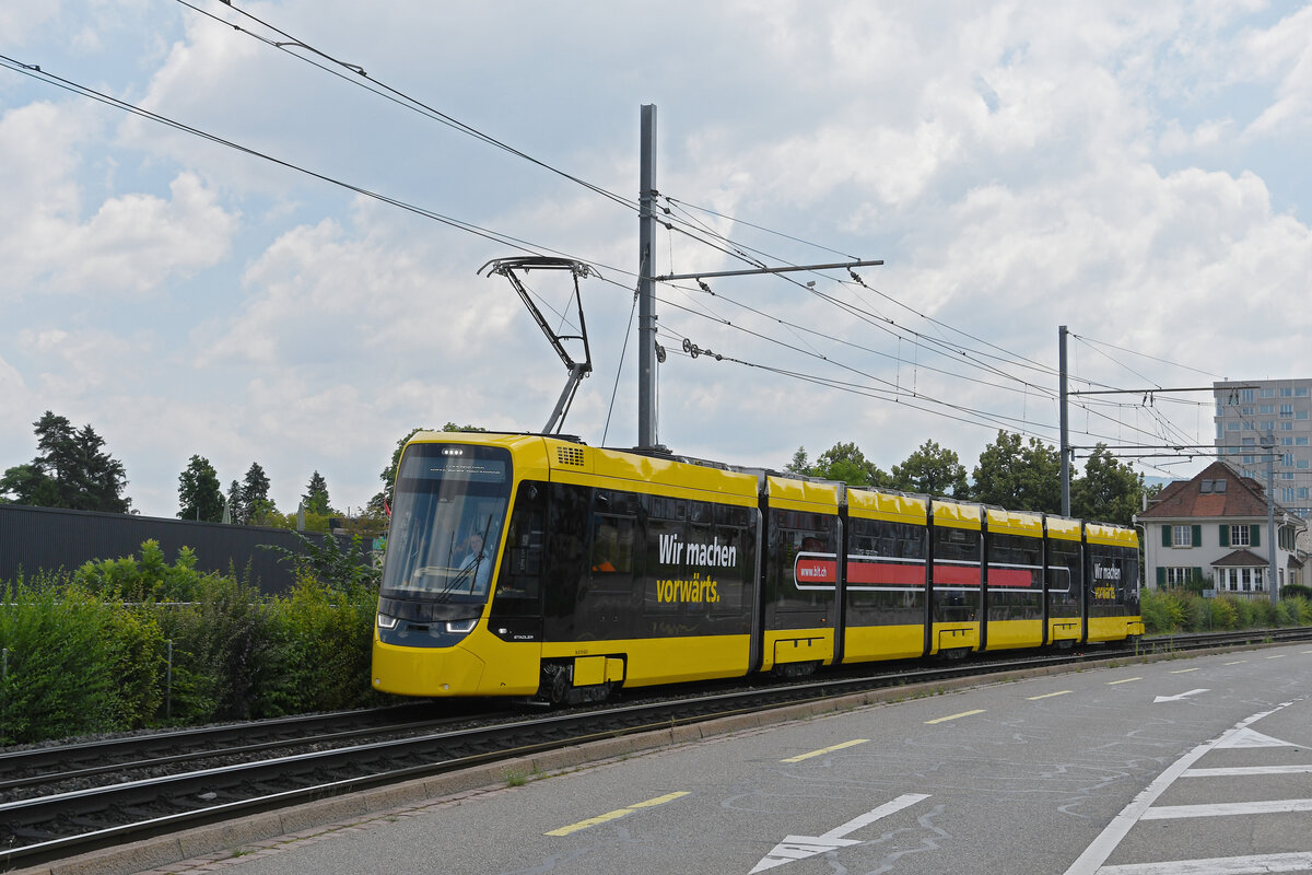Be 8/10 4201 TINA fährt am 24.06.2024 mit der Fahrschule zur Haltestelle Münchensteinerstrasse.