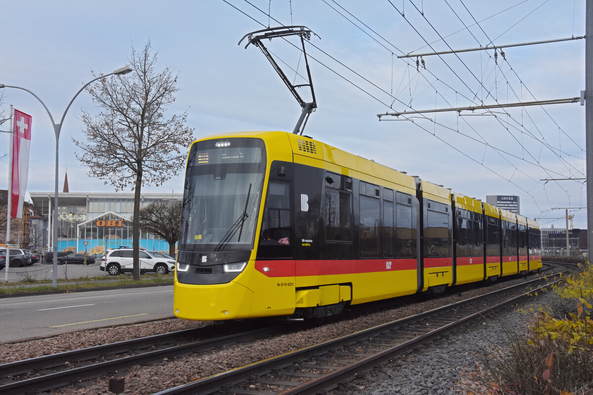 Be 8/10 TINA 4201, auf der Linie 10, fährt am 21.12.2024 zur Haltestelle M-Parc. Aufnahme Basel.