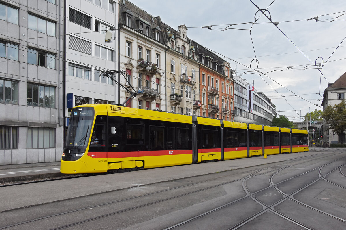 Be 8/10 TINA 4203, auf der Linie 10, fährt am 05.08.2025 zur Haltestelle Heuwaage. Aufnahme Basel.