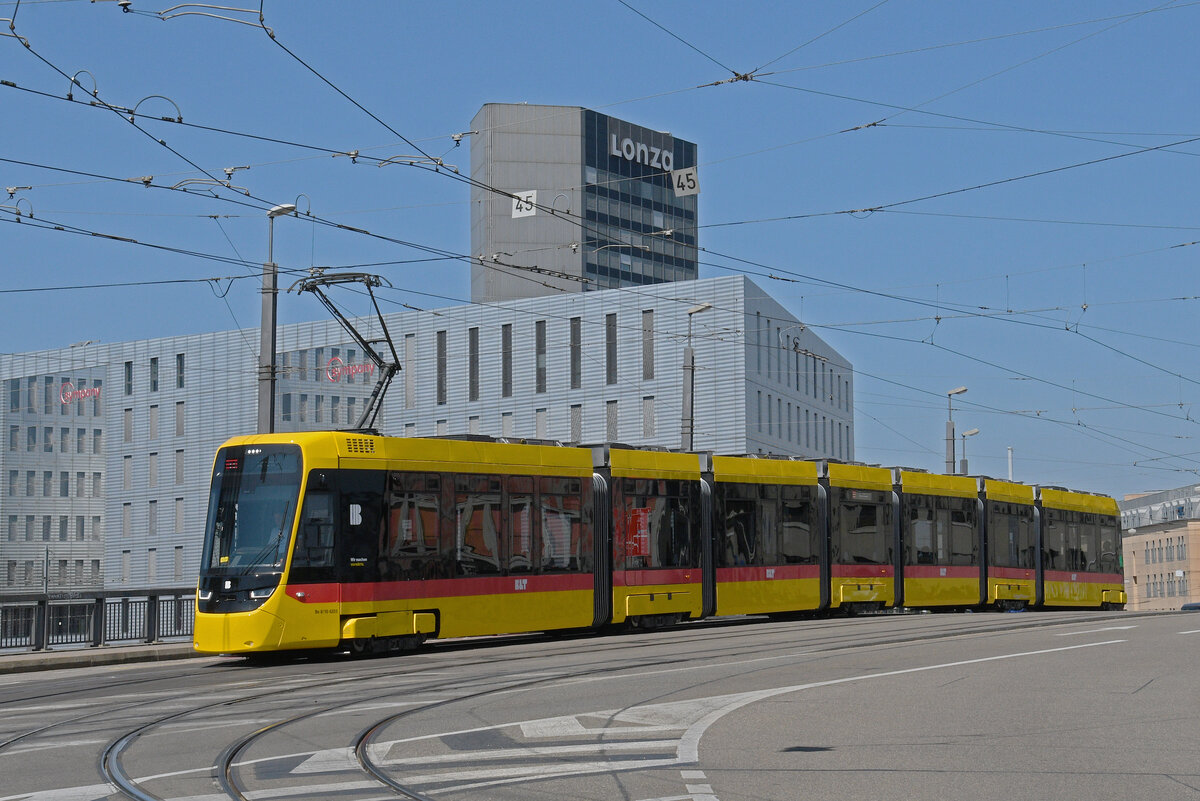 Be 8/10 TINA 4203, auf der Linie 11, überquert am 11.08.2025 die Münchensteinerbrücke. Aufnahme Basel.