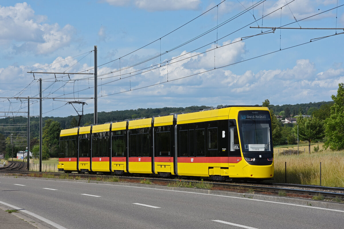 Be 8/10 TINA 4203, auf der Linie 17, f�hrt am 13.06.2026 zur Haltestelle K�nelmatt. Aufnahme Ettingen.