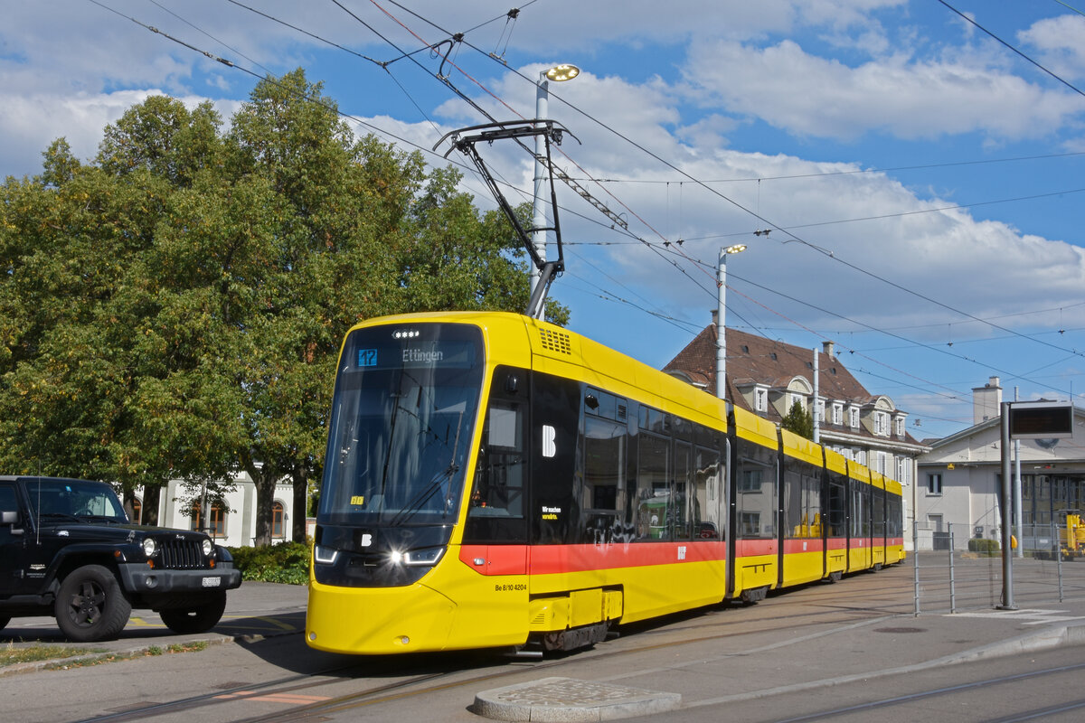Be 8/10 TINA 4204, auf der wegen der Grossbaustelle am Marktplatz umgeleiteten Linie 17, wartet am 06.08.2026 in der Schlaufe beim Depot Dreispitz. Aufnahme Basel.