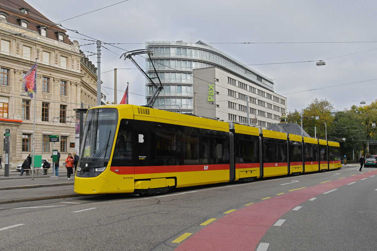 Be 8/10 Tina 4204 wartet am 31.10.2024 mit der Fahrschule an der Haltestelle am Aeschenplatz. Aufnahme Basel.