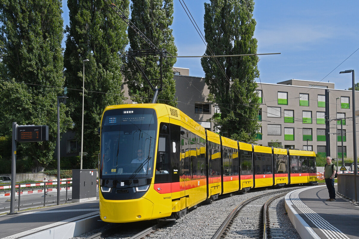 Be 8/10 TINA 4205, auf der Linie 17, bedient am 06.08.2025 die Haltestelle Binningen Schloss. Aufnahme Binningen.