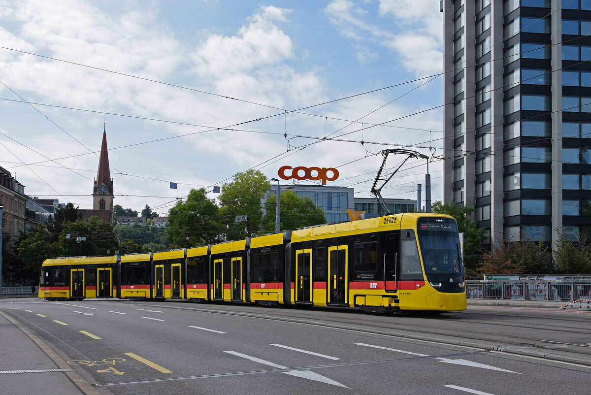 Be 8/10 TINA 4205, auf der Linie 11, überquert am 23.08.2025 die Münchensteinerbrücke. Aufnahme Basel.