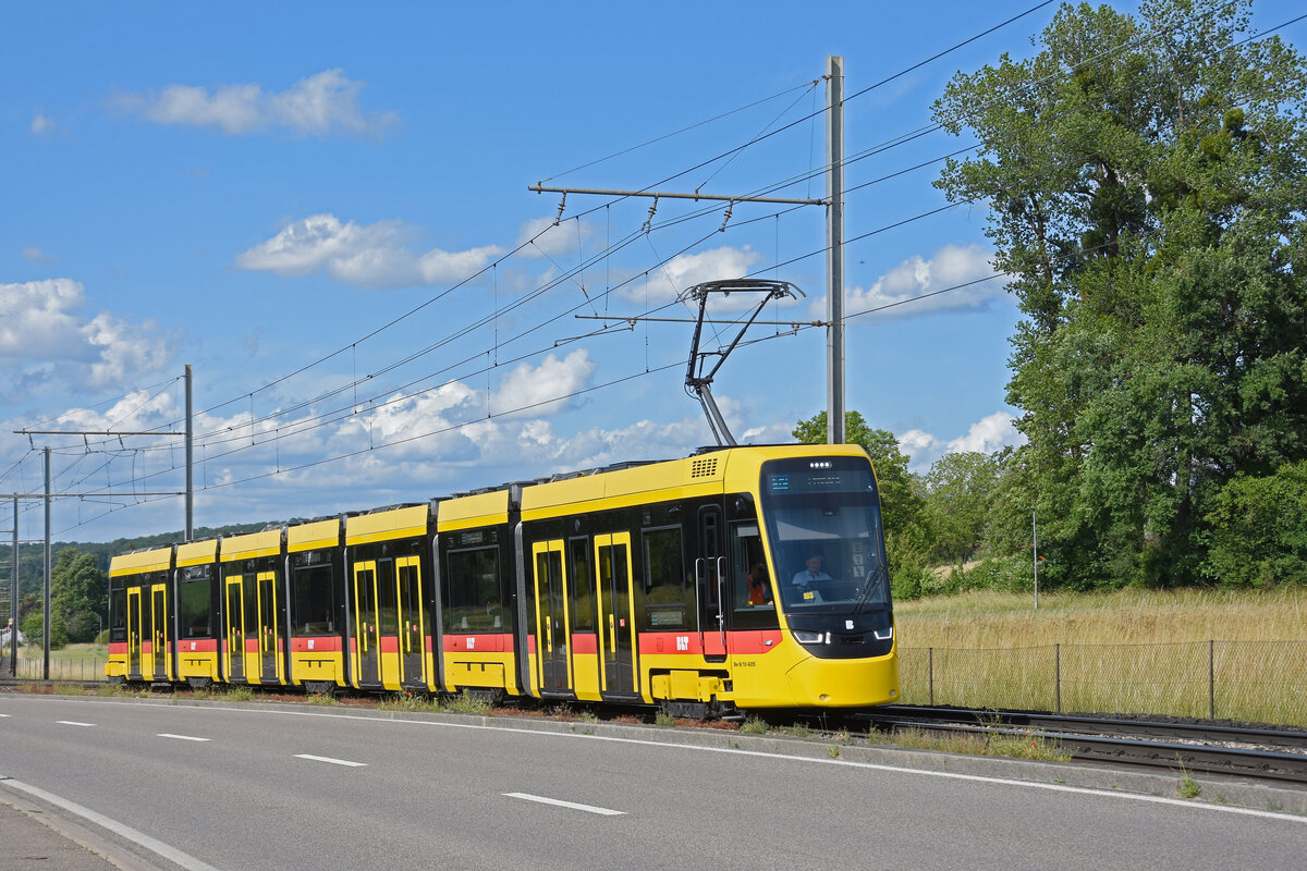 Be 8/10 TINA 4205, auf der Linie 17, f�hrt am 13.06.2026 zur Endstation in Ettingen.