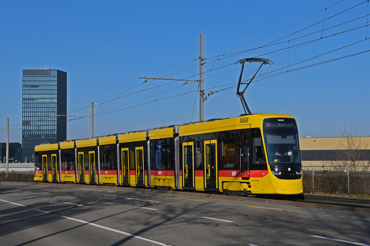 Be 8/10 TINA 4206, auf der Linie 11, fährt am 27.12.2024 zur Haltestelle M-Parc. Aufnahme Basel.