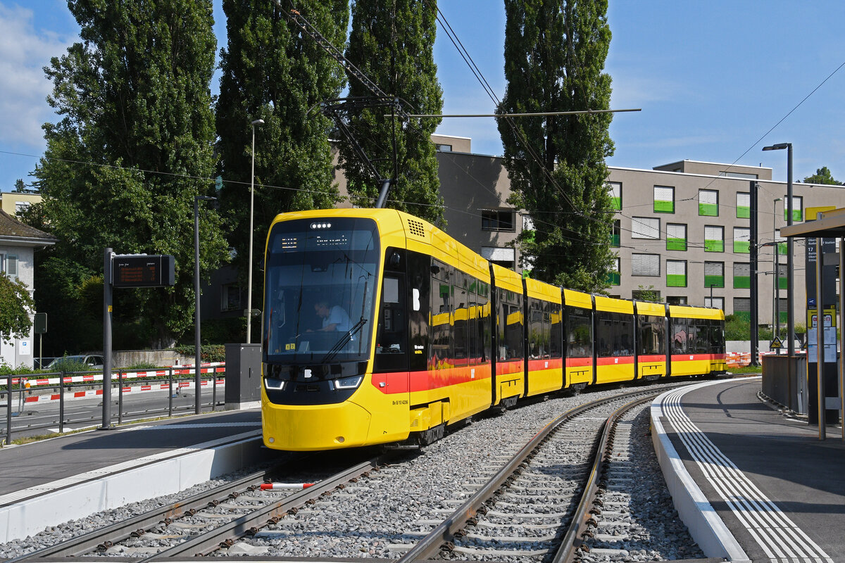 Be 8/10 TINA 4206, auf der Linie 10, bedient am 06.08.2025 die Haltestelle Binningen Schloss. Aufnahme Binningen.