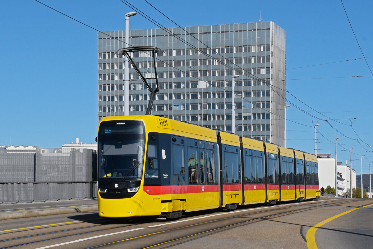 Be 8/10 TINA 4206, auf der wegen einer Baustelle umgeleiteten Linie 17, �berquert am 15.09.2026 die Dreirosenbr�cke Richtung Haltestelle Novartis Campus. Aufnahme Basel.