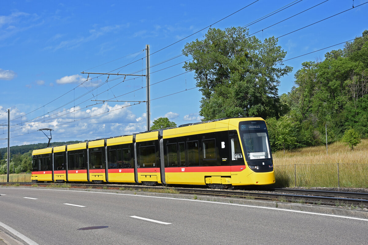 Be 8/10 TINA 4207, auf der Linie 17, f�hrt am 13.06.2026 zur Haltestelle K�nelmatt. Aufnahme Ettingen.