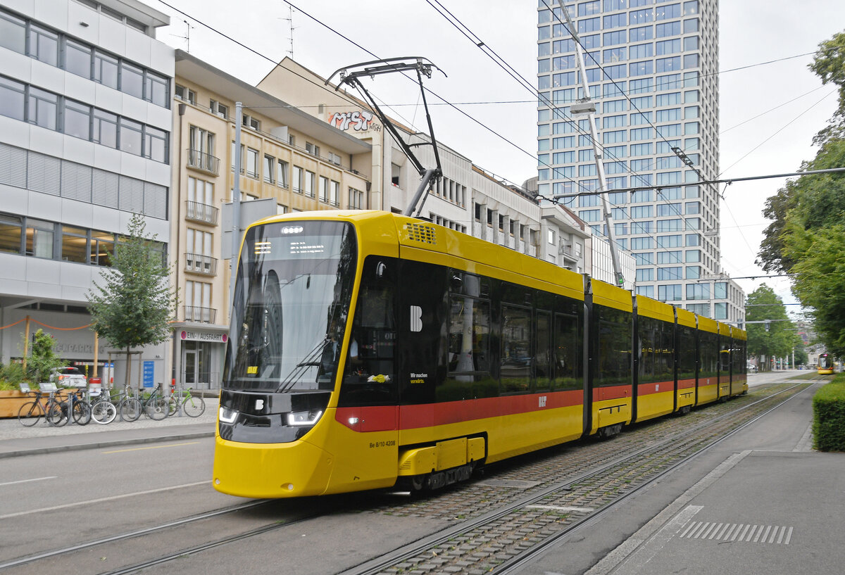 Be 8/10 TINA 4208, auf der Linie 10, fährt am 21.07.2025 bei der Haltestelle Aeschenplatz ein. Aufnahme Basel.