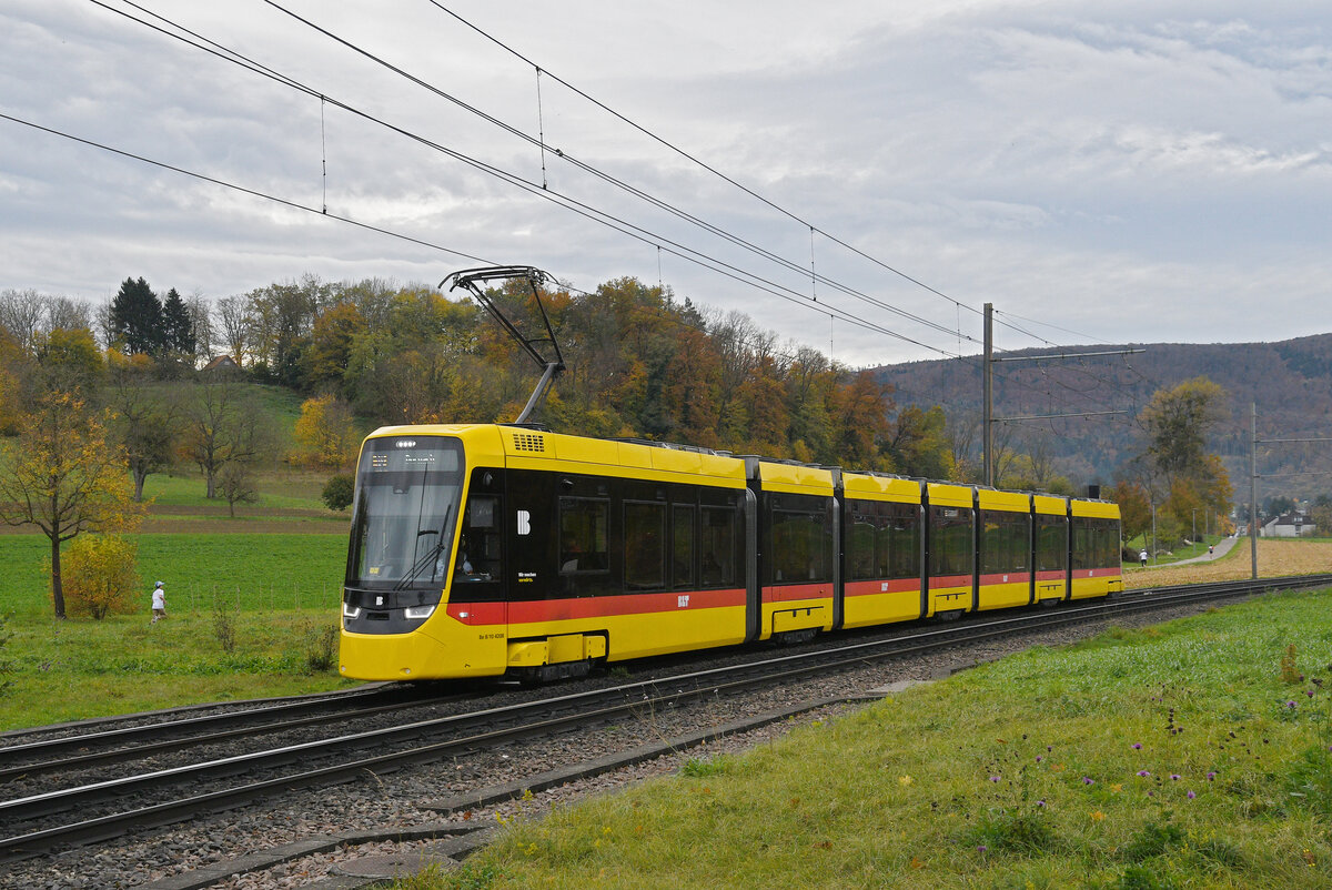 Be 8/10 TINA 4208, auf der Linie 10, fährt am 01.11.2025 zur Haltestelle Känelmatt. Aufnahme Ettingen.
