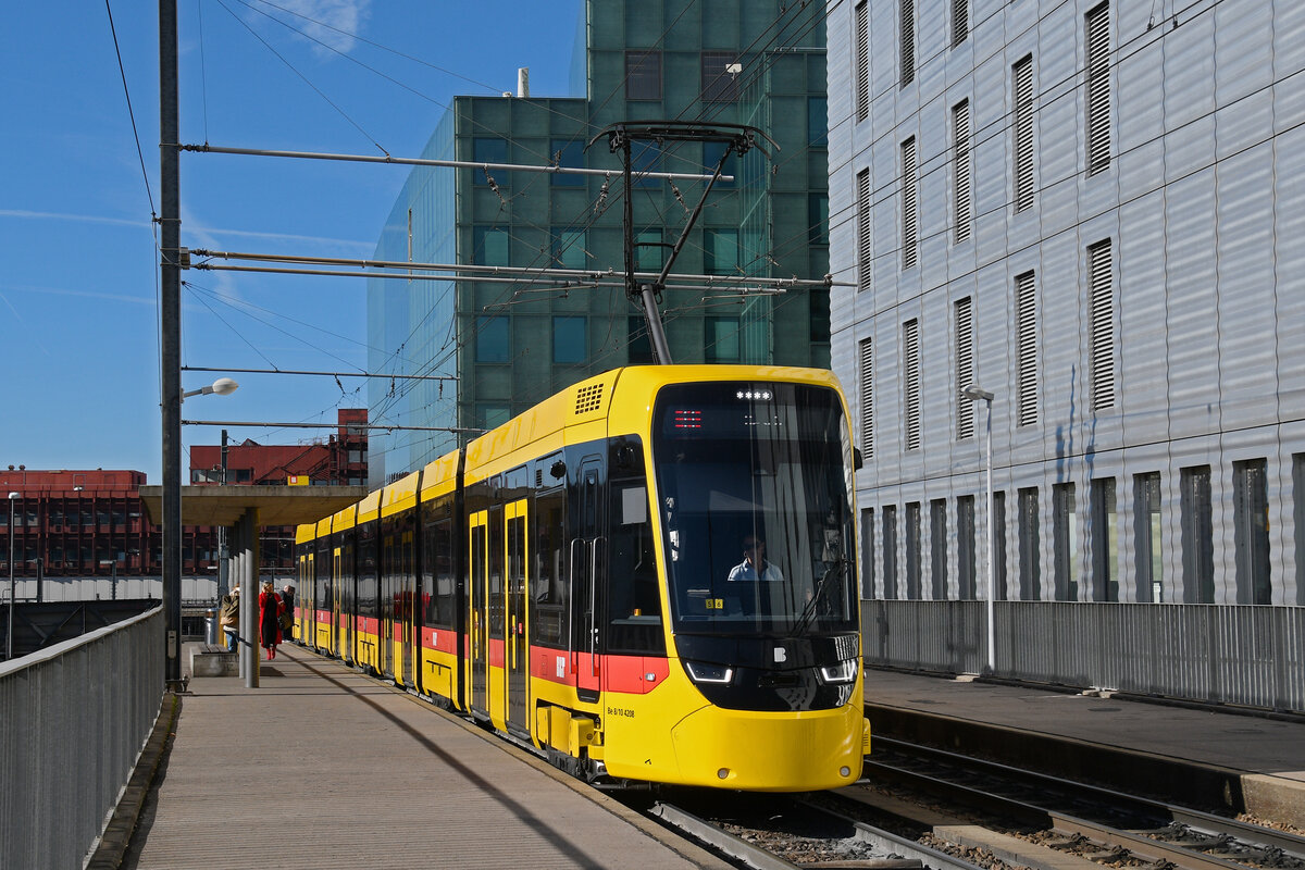Be 8/10 TINA 4208, auf der Linie 11, bedient am 05.11.2025 die Haltestelle Peter Merian. Aufnahme Basel.