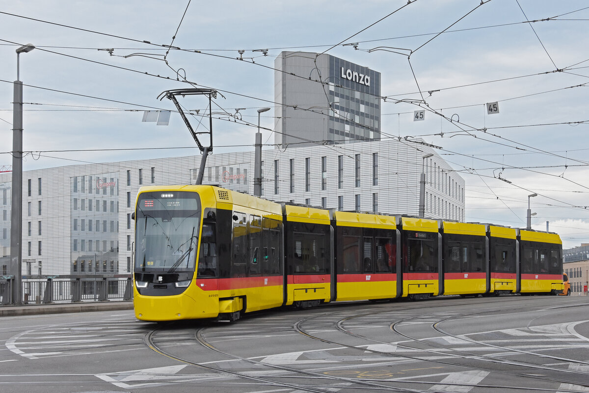 Be 8/10 TINA 4210, auf der Linie 11, überquert am 05.08.2025 die Münchensteinerbrücke. Aufnahme Basel.