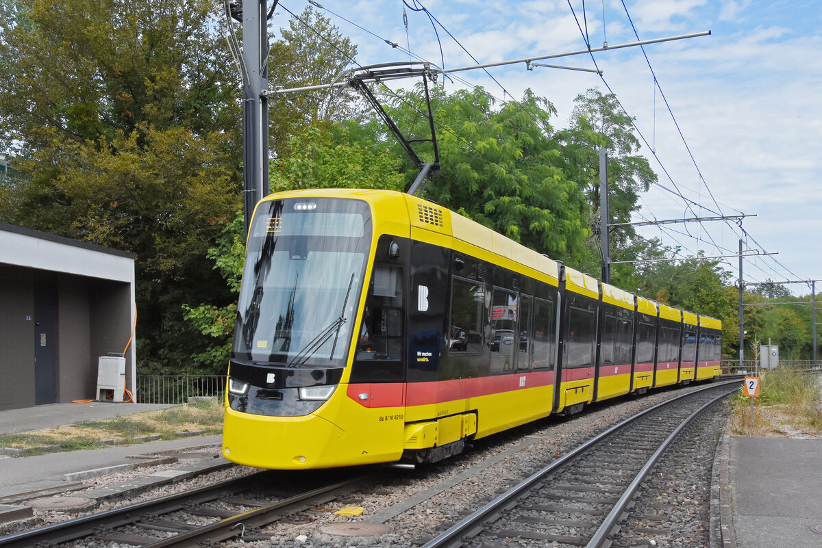 Be 8/10 TINA 4210, auf der Linie 10, f�hrt am 24.08.2026 bei der Haltestelle Binningen Oberdorf ein. Aufnahme Binningen.