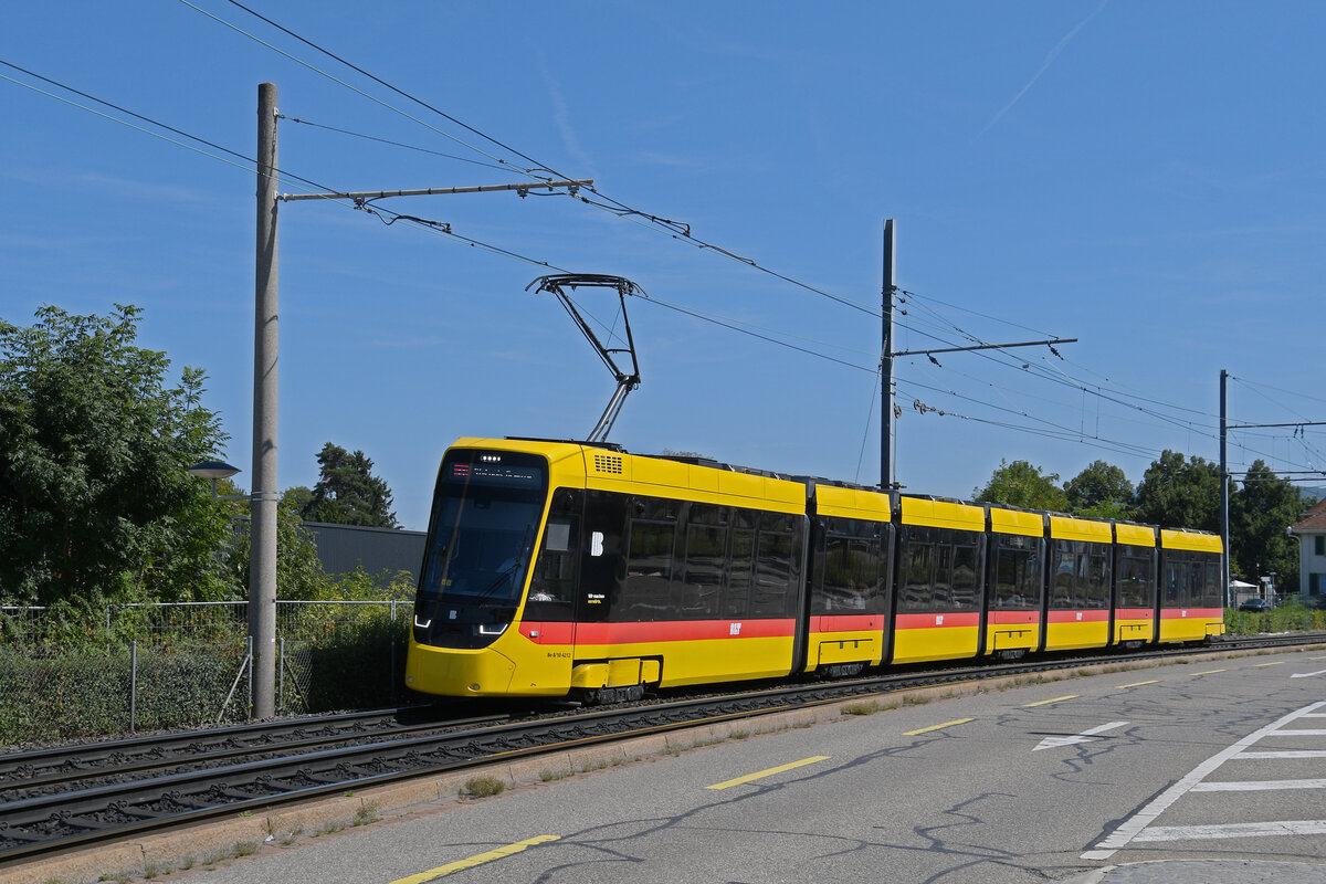 Be 8/10 TINA 4212, auf der Linie 11, fährt am 18.08.2025 zur Haltestelle Münchensteinerstrasse. Aufnahme Basel.