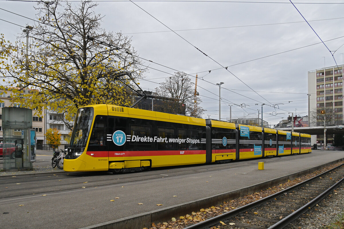 Be 8/10 TINA 4212 mit einer Teilwerbung für eine mögliche Linie S17, auf der Linie 10, fährt am 01.11.2025 zur Haltestelle ZOO Basel. Aufnahme Basel.