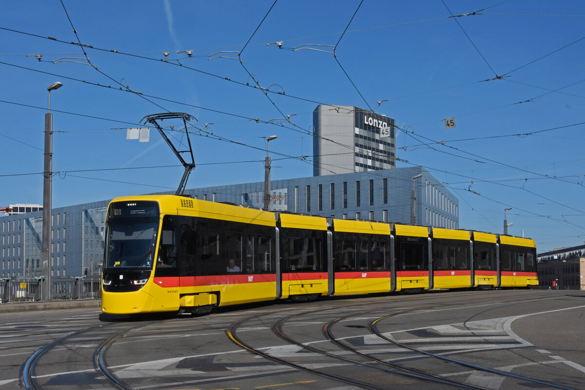 Be 8/10 TINA 4213, auf der Linie 10, überquert am 20.09.2025 die Münchensteinerbrücke. Aufnahme Basel.
