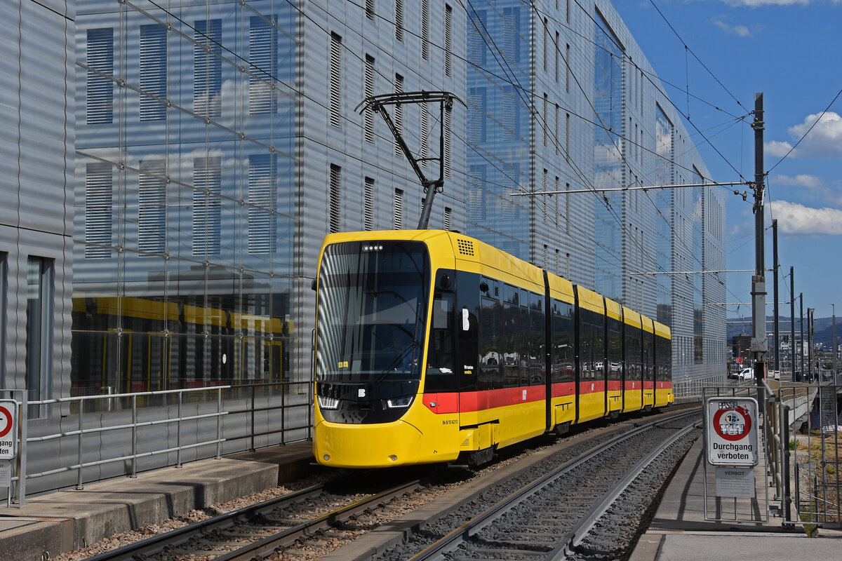 Be 8/10 TINA 4213, auf der Linie 10, f�hrt am 19.08.2026 bei der Haltestelle Peter Merian ein. Aufnahme Basel.