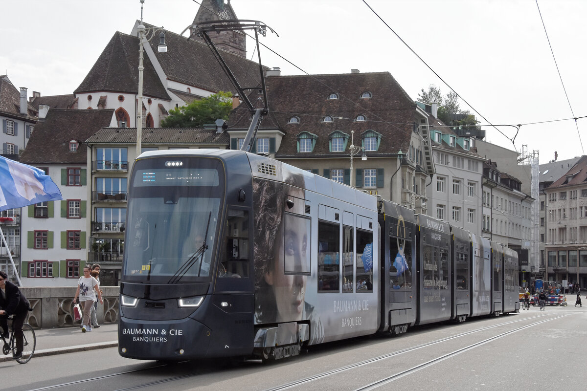 Be 8/10 TINA 4214 mit der Werbung für Baumann & CIE Banquiers, auf der Linie 17, überquert am 13.09.2025 die Mittlere Rheinbrücke. Aufnahme Basel.
