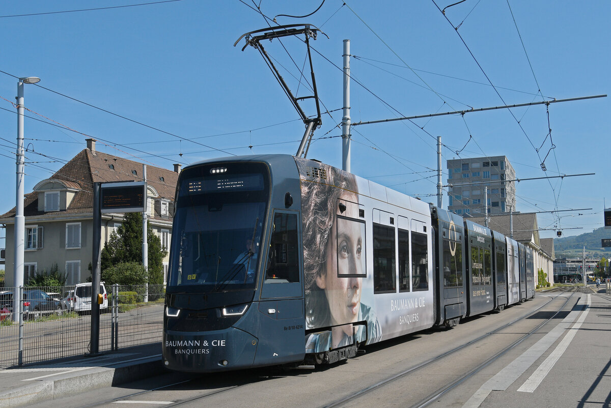 Be 8/10 TINA 4214 mit der Werbung für Baumann & Cie Banquiers, auf der Linie 10, bedient am 18.08.2025 die Haltestelle M-Parc. Aufnahme Basel.